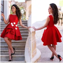 Einfache Red Stain Mit Weißer Blume Appliques Kurze Abschlussball-kleider Scoop Sleeveless Reizvolle Backless Knielangen Cocktailkleider