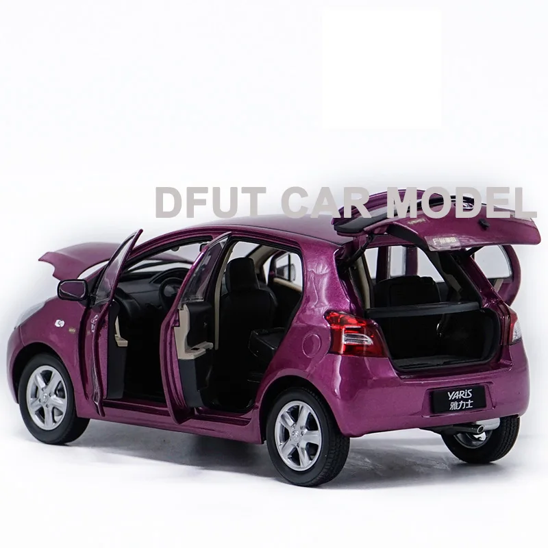 Литая модель автомобиля YARIS 1:18 из сплава детского игрушечного оригинальные