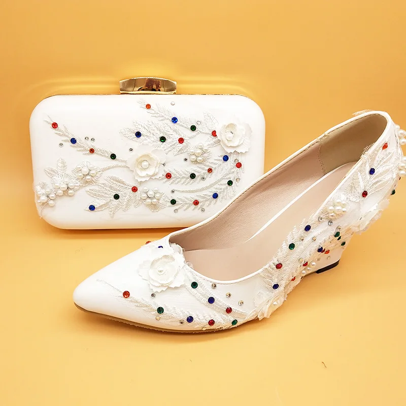 Белые свадебные туфли с цветочным кружевом и сумочкой в комплекте; туфли-лодочки на танкетке на высоком каблуке для невесты; женские вечерние туфли и сумочка в комплекте; туфли с ремешком на щиколотке