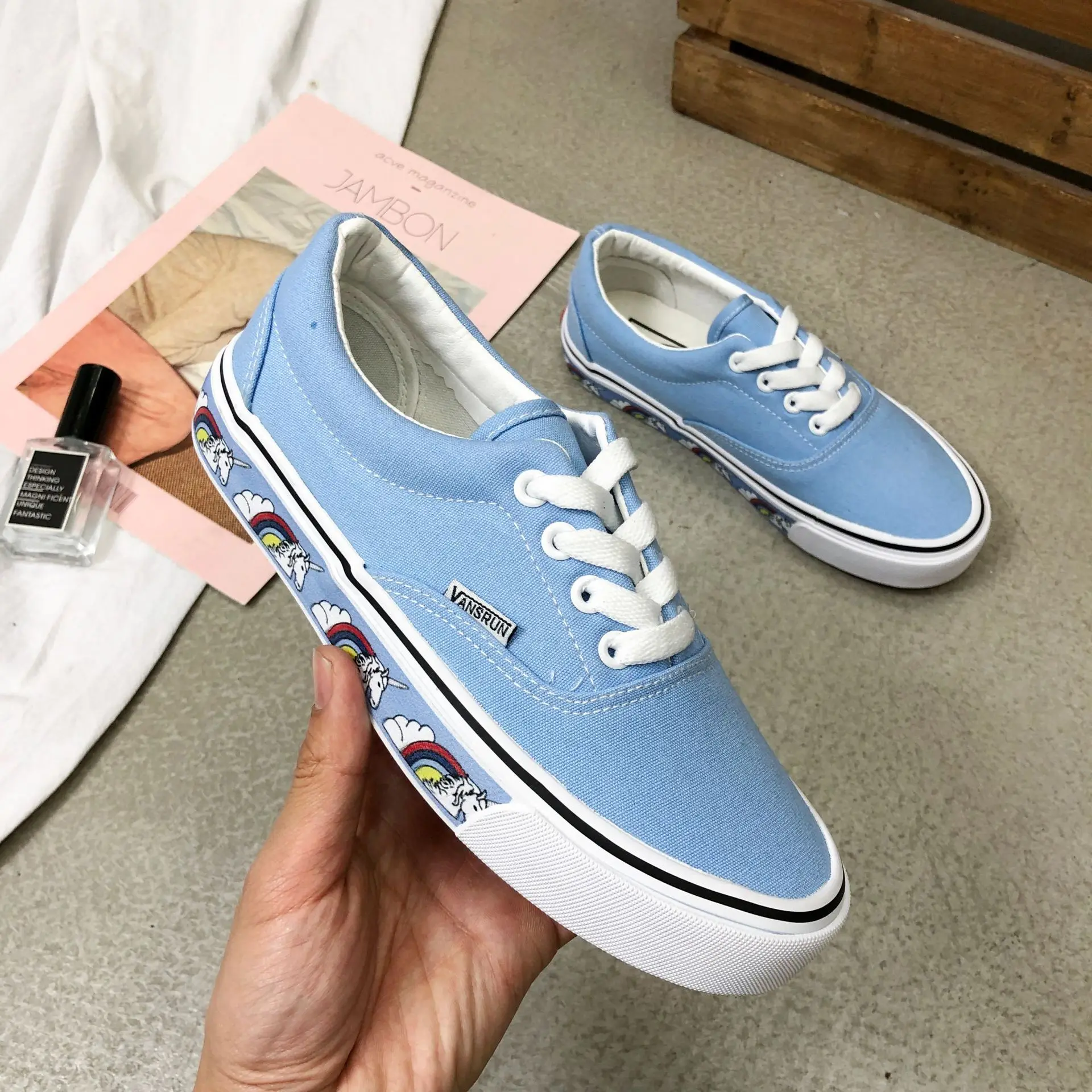 

The new spring and summer 2019 strawberry canvas shoes joker students skate shoes with flat vulcanization shoes