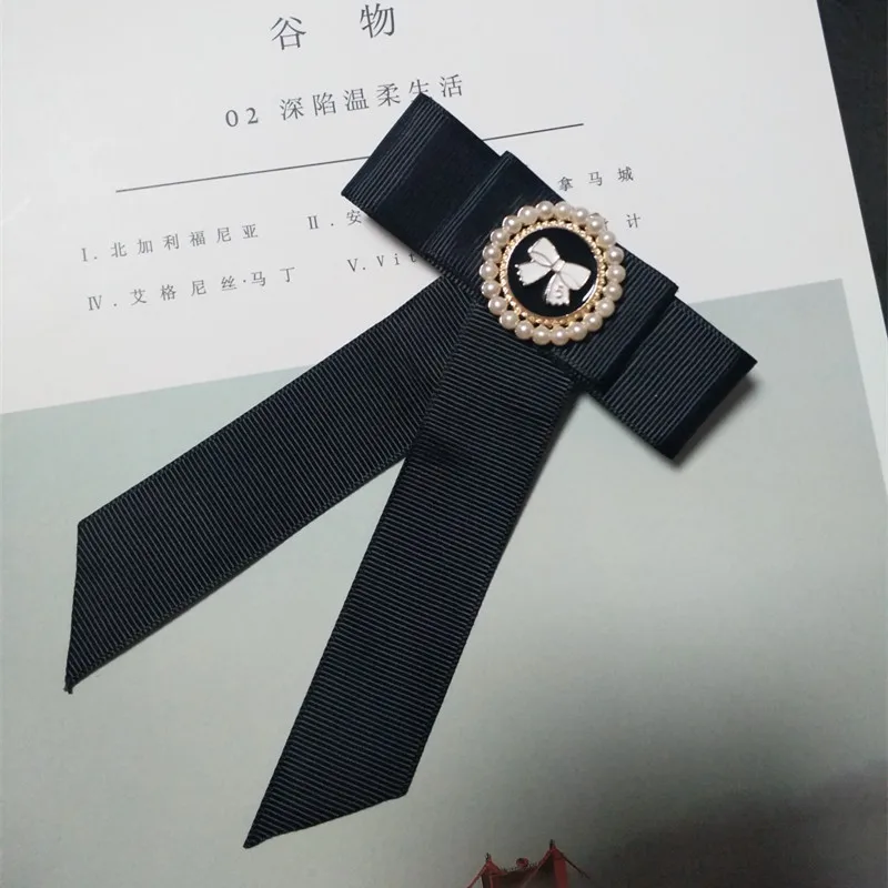 

Lady Fashion Black Ribbon Bowknot Brooches Female Cloth Design Pearl Letter 5 Style Brooches Women T-Shirt Coat