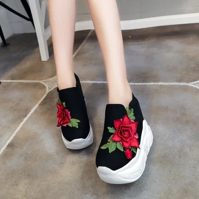 Сезон весна-осень; корейский стиль; модные кроссовки на платформе с вышивкой; повседневные белые/черные кроссовки для женщин; обувь на массивном каблуке; кроссовки - Цвет: Black Flower