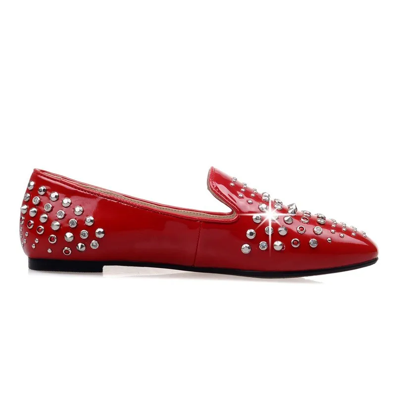 Новые Демисезонные женские туфли на плоской подошве размера плюс 32-48, однотонные туфли на плоской подошве из PU искусственной кожи, декорированные заклепками модные Лоферы без шнуровки, женская обувь