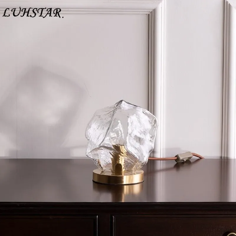 Скандинавская Медная настольная лампа, прикроватная лампа для спальни, пост-Современный дизайнерский промышленный Ретро светодиодный настольная лампа, креативные Хрустальные стеклянные лампы