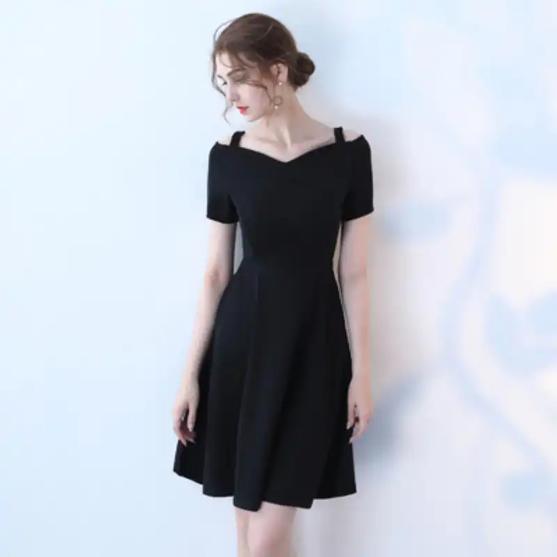 vestido negro corto con tenis