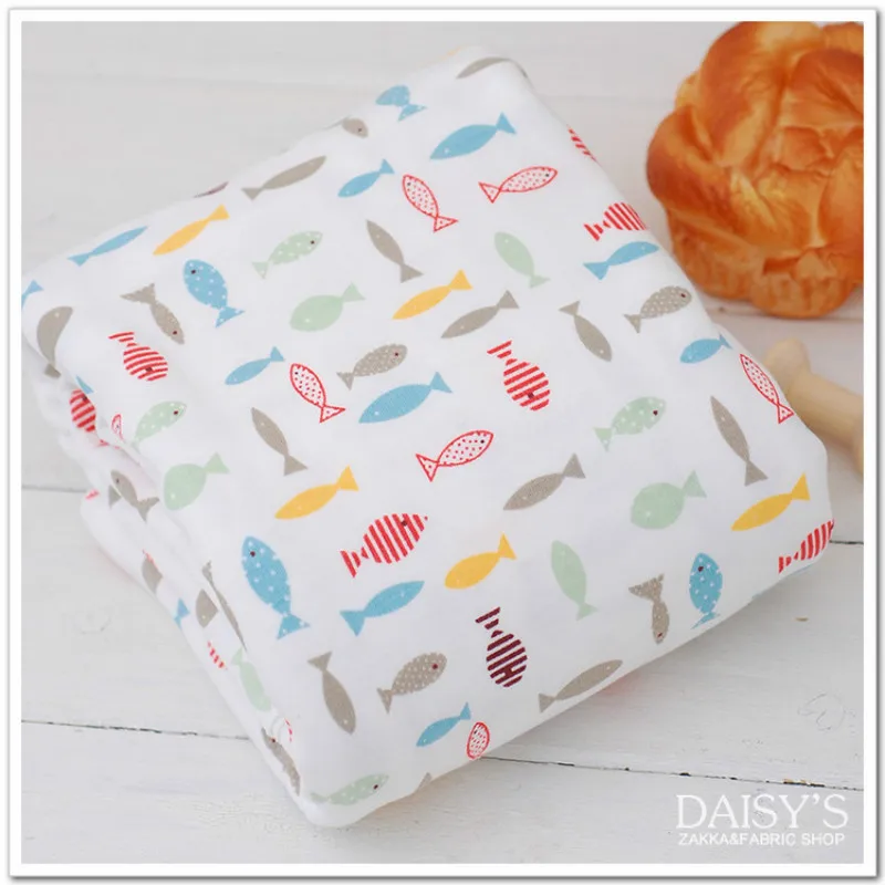 Мягкая эластичная ткань с рисунком в виде рыбок для изготовления детской одежды