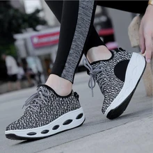 Женская обувь с дышащей сеткой без шнуровки, визуально увеличивающая рост; обувь для танцев; уличные прогулочные спортивные кроссовки на танкетке; прогулочная обувь; Новинка года