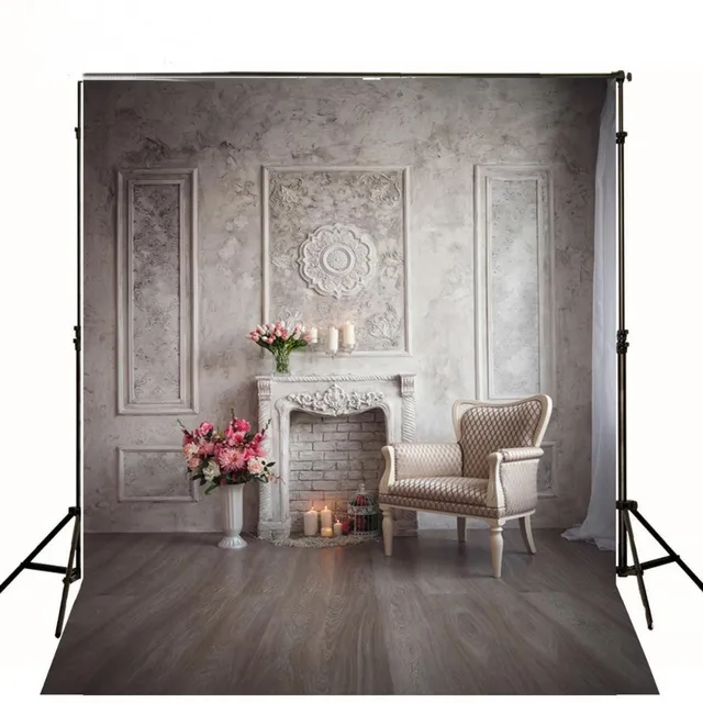 Habitación Rosa Flores pared blanca chimenea piso de madera telón de