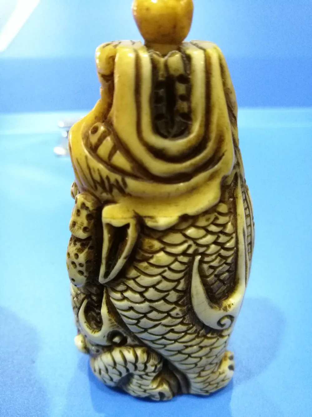 

Antique style Chinese Unique style Bovine bone Carved dragon Snuff Bottles