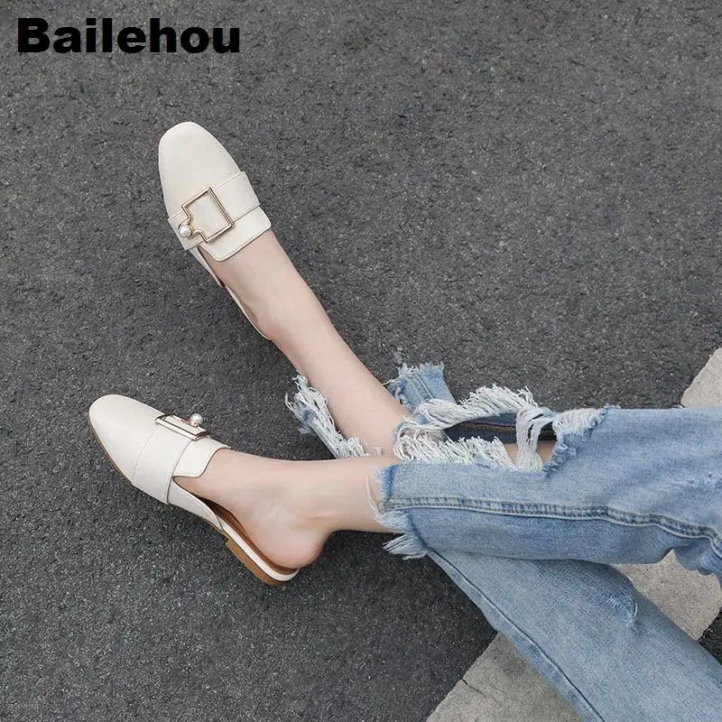 Bailehou/женские брендовые тапочки; женская повседневная обувь на плоской подошве; шлепанцы без задника с жемчужной пряжкой; туфли без задника с квадратным носком на низком каблуке; босоножки на танкетке