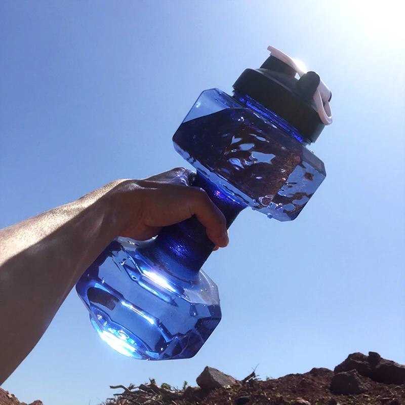 Пластиковые гантели с большой емкостью 2 2л Спортивная бутылка для воды занятий
