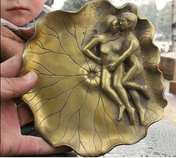 

ZSR ZSR918+++Folk Chinese Old Brass Carving Man and Woman Flower Shape Ashtray Statue