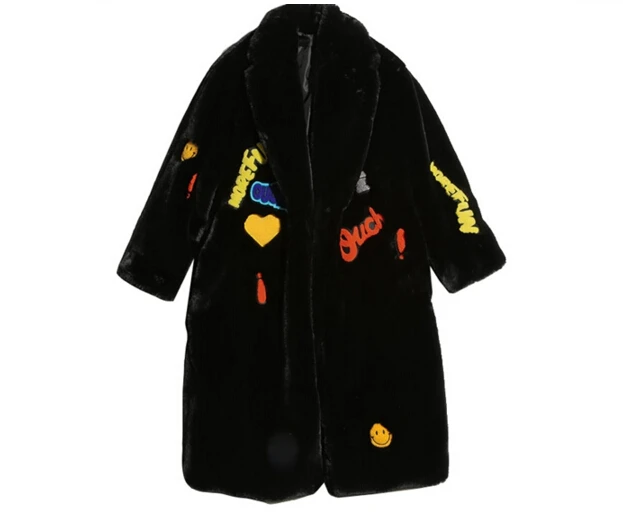 Длинное пушистое пальто из искусственного меха с аппликацией и вышитыми буквами, высокое качество, женское длинное пальто из искусственного меха с отворотом, теплая верхняя одежда - Цвет: Черный