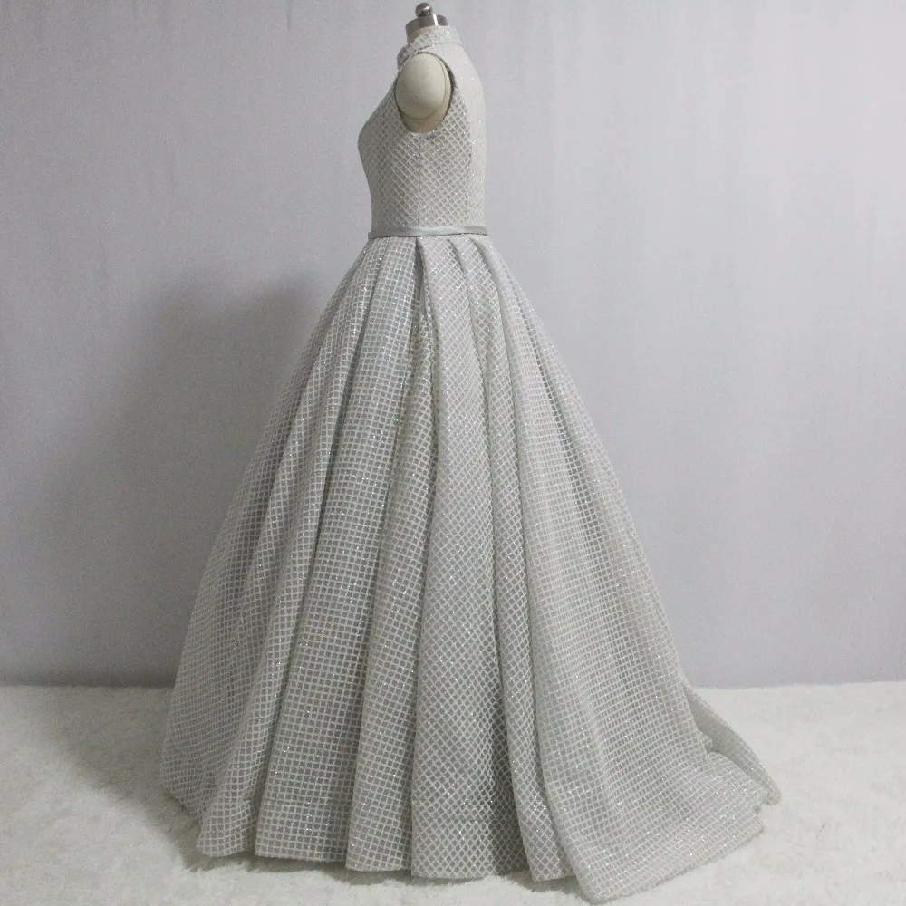 Дизайнерские Серебристые вечерние платья с высоким воротником, Украшенные бусинами, без рукавов, со складками, с коротким шлейфом