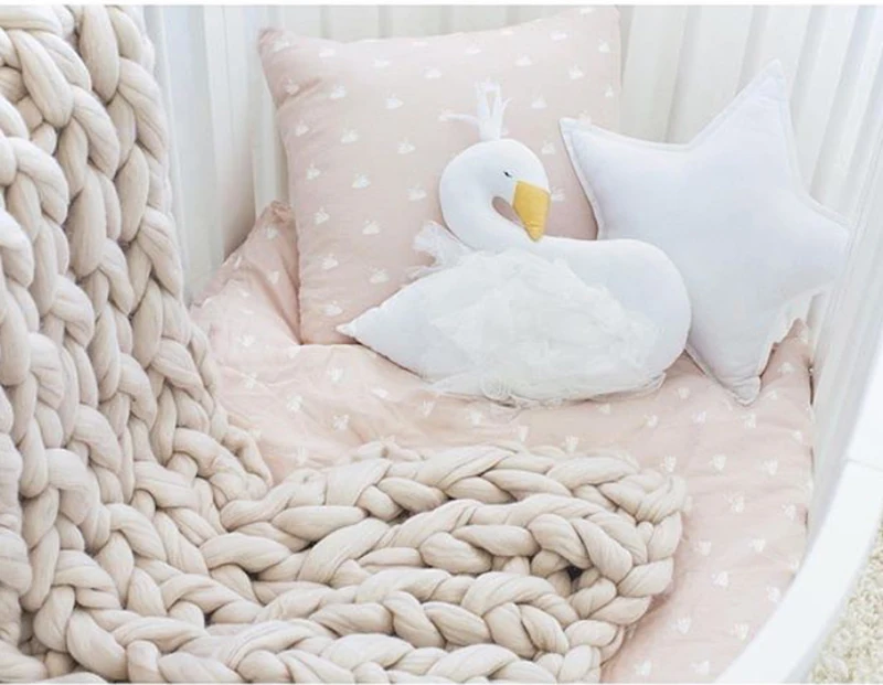 Quarto com Cama de Bebê Dormindo Travesseiro Coroa Cisne Gaze Almofada Bebê Acompanhar Boneca Dormir Fotografia Adereços Crianças Brinquedos 30 cm 11 Cheap Travesseiro