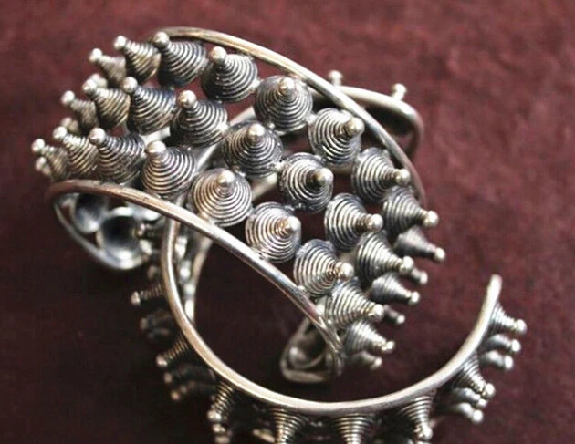 

2PC National characteristics Handmade Miao Silver Bracelet style Fine jewe Noble