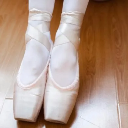 DB52005 Pointe shoe-1