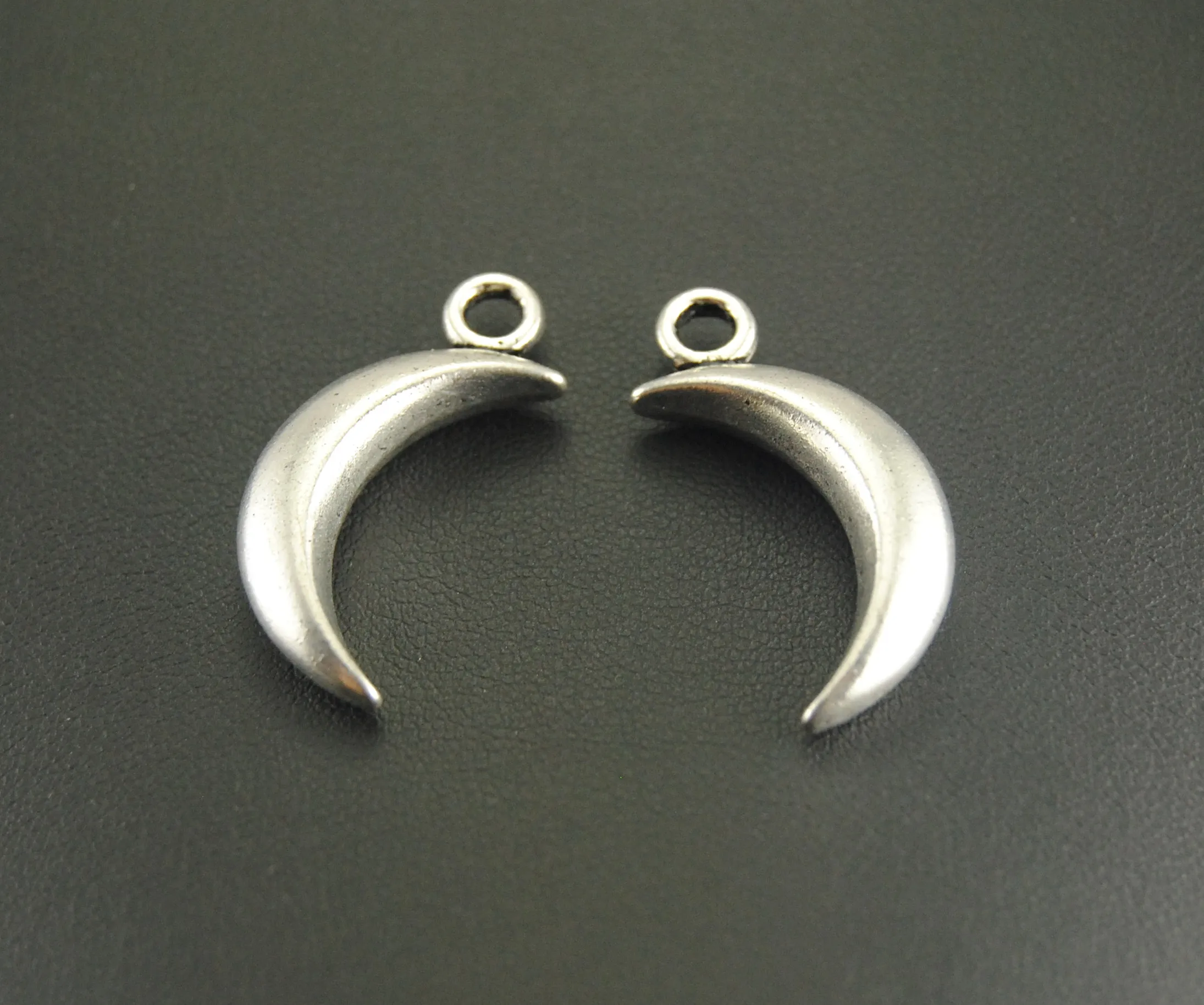 

8 pcs Antique Silver 3D Moon Charm Handmade Charms Pendants Jewelry Findings A890