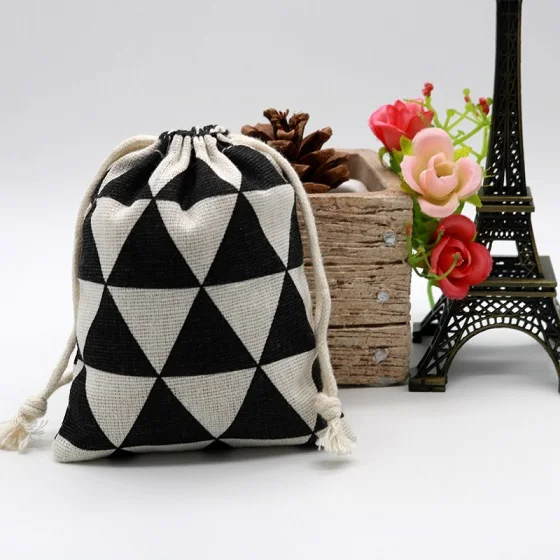 10pcs/lot Cute Linen Drawable Cotton Bags 9x12cm Handmade Travel Packaging Pouches Dry Small Cloth Jewelry Cotton Bags for Party - Цвет: black white triangle