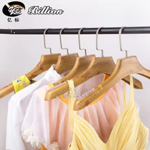 Barato 5 unid hombres y Mujeres Antideslizantes fake Deluxe Hombro Ancho para la Ropa de plástico Percha de Ropa De Madera y abrigos