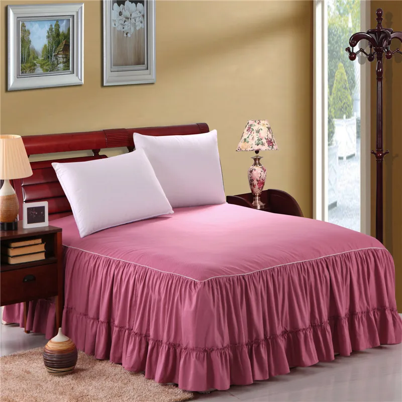 flouncing bed cover, bedspread, beautiful flouncing counterpane, in