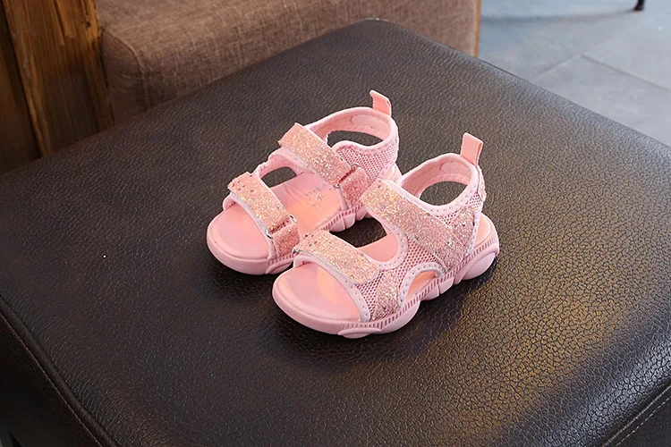 Блестящие сандалии; детская обувь для маленьких девочек; коллекция года; блестящие сандалии для мальчиков; летняя Уличная обувь принцессы для маленьких девочек