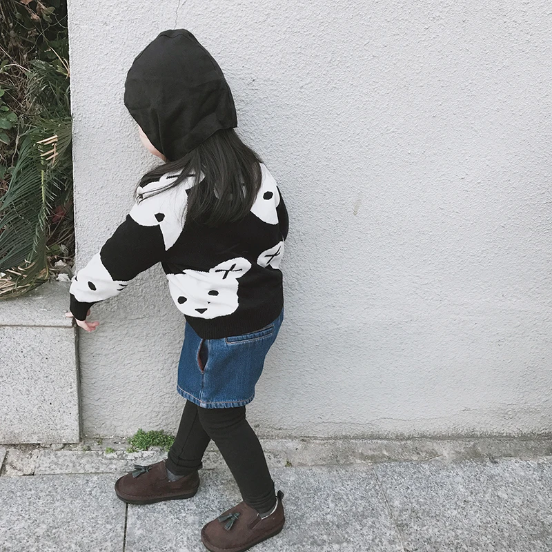 Новинка года; одежда для маленьких мальчиков и девочек; милый Хлопковый вязаный модный детский свитер с рисунком медведя; цвет черный, белый; кардиган для мальчиков; Детское пальто