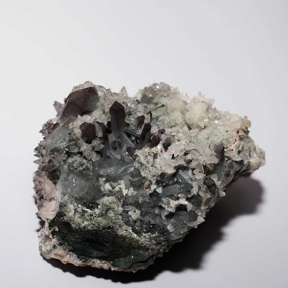 кварц руда камень. минерал серого цвета. хлоритовый кварц. минерал серого цвета. кальцит с кварцем.