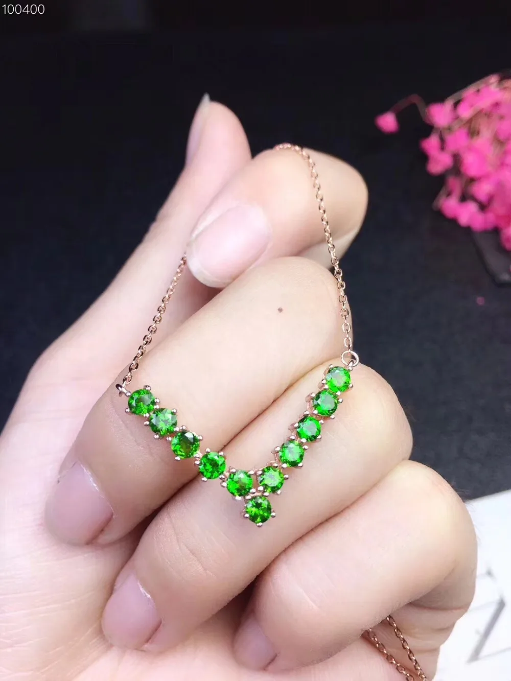 Naturel vert diopside gem collier naturel pierre précieuse élégant V triangle pendentif collier S92