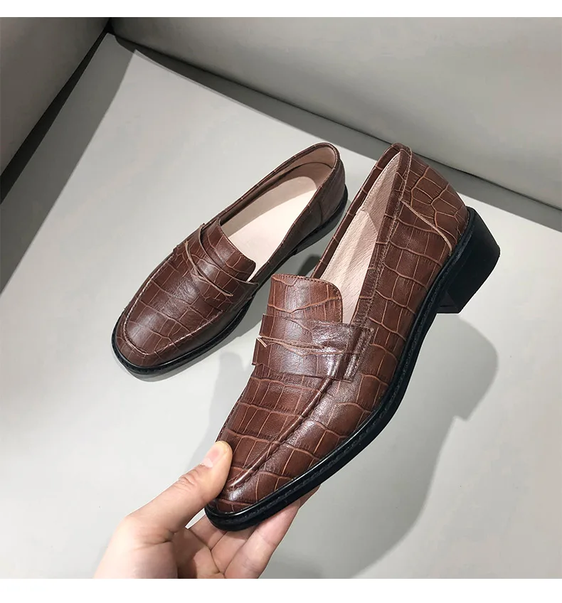 de vento britânico, sapatos de couro único de pedra em relevo