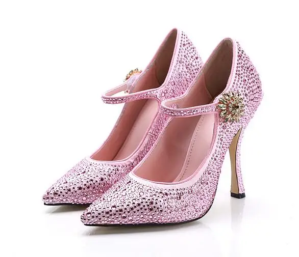 

Розовые туфли на высоком каблуке с украшением в виде кристаллов; пикантные женские туфли-лодочки на тонком каблуке с острым носком и ремешком на щиколотке; модные свадебные туфли