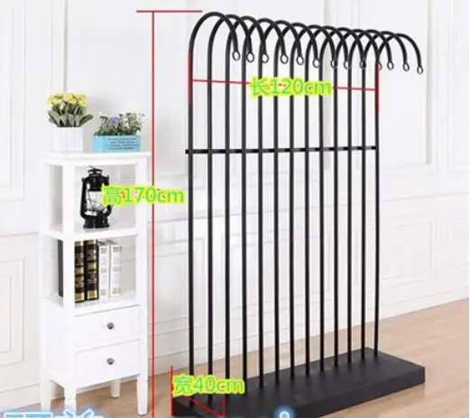 Стоя вешалка сбоку от стены, чтобы повесить Одежда витрина для магазина одежды полки
