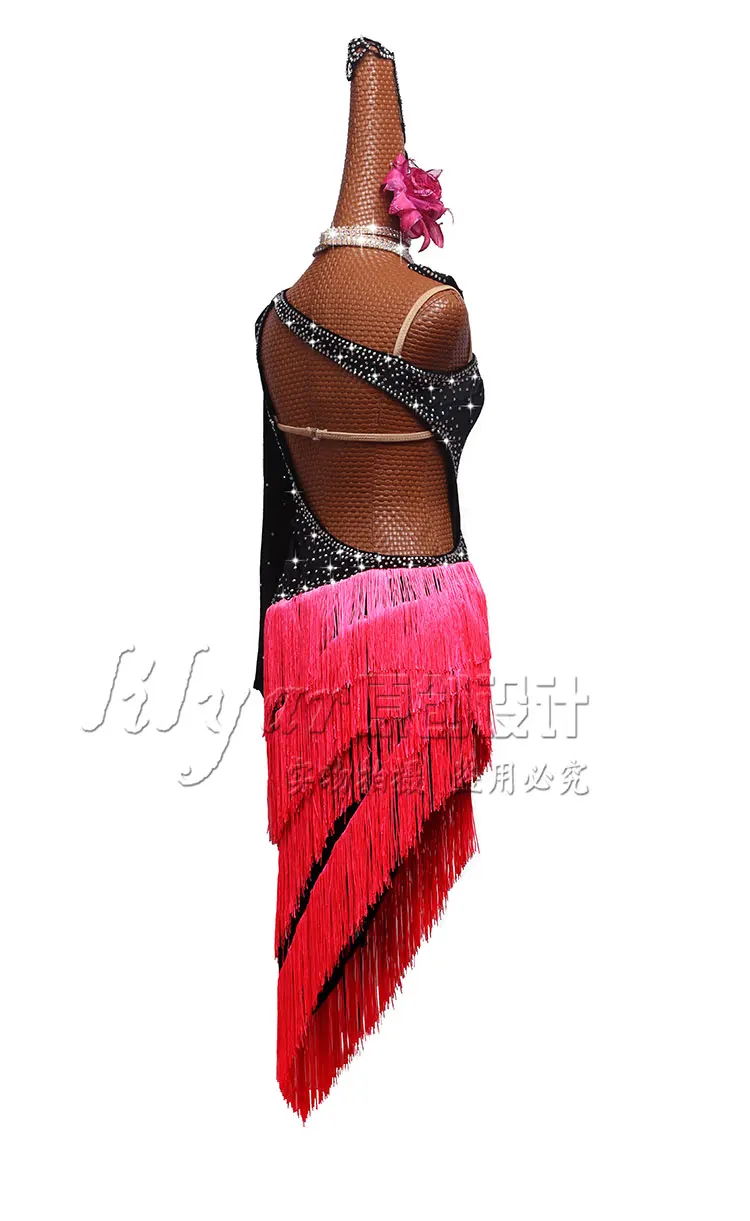 Платье для соревнований по латинским танцам, платье для выступлений, черное бархатное наклонное плечо, пояс сзади к спине, красная юбка с кисточками