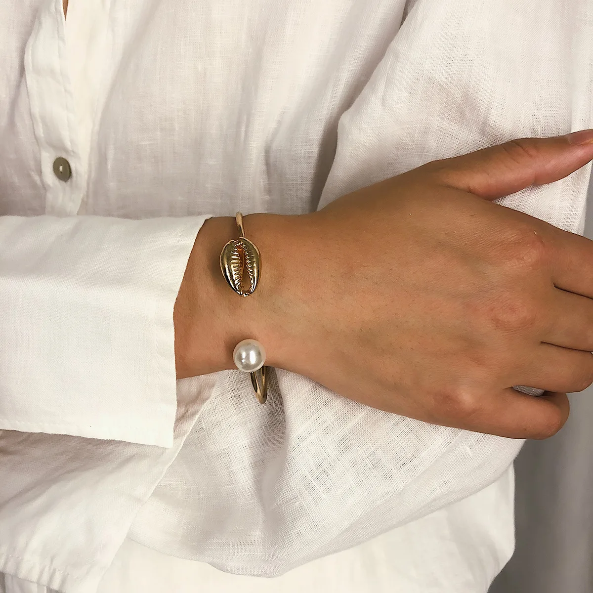 Мода золотистого цвета отверстие Каури браслет в виде морской раковины браслеты для женщин имитация жемчуга бусины браслет