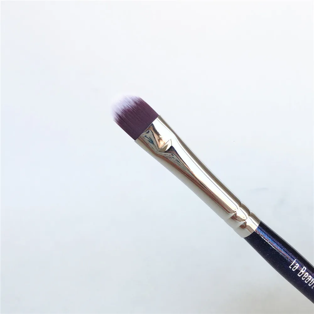 La Beaute 112 Concealer Brush _ 6