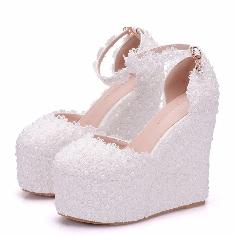 Женские белые свадебные туфли с цветочным узором, украшенные кристаллами, на высоком каблуке, украшенные жемчужинами; Милые модельные туфли для невесты; женские босоножки на танкетке, Украшенные бусинами - Цвет: white