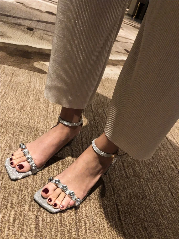 Женские лакированные сандалии из натуральной кожи со стразами; босоножки на низком каблуке