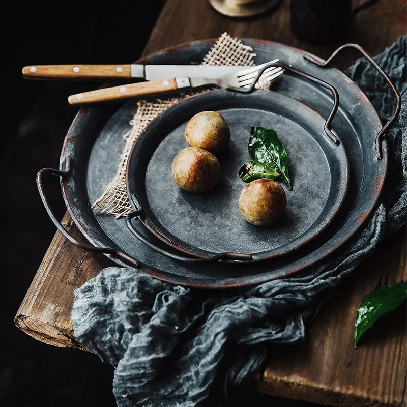 Европейская металлическая тарелка с ручками ручной работы, Круглый кованый винтажный поднос для хранения хлеба, украшение дома, сада, ресторана