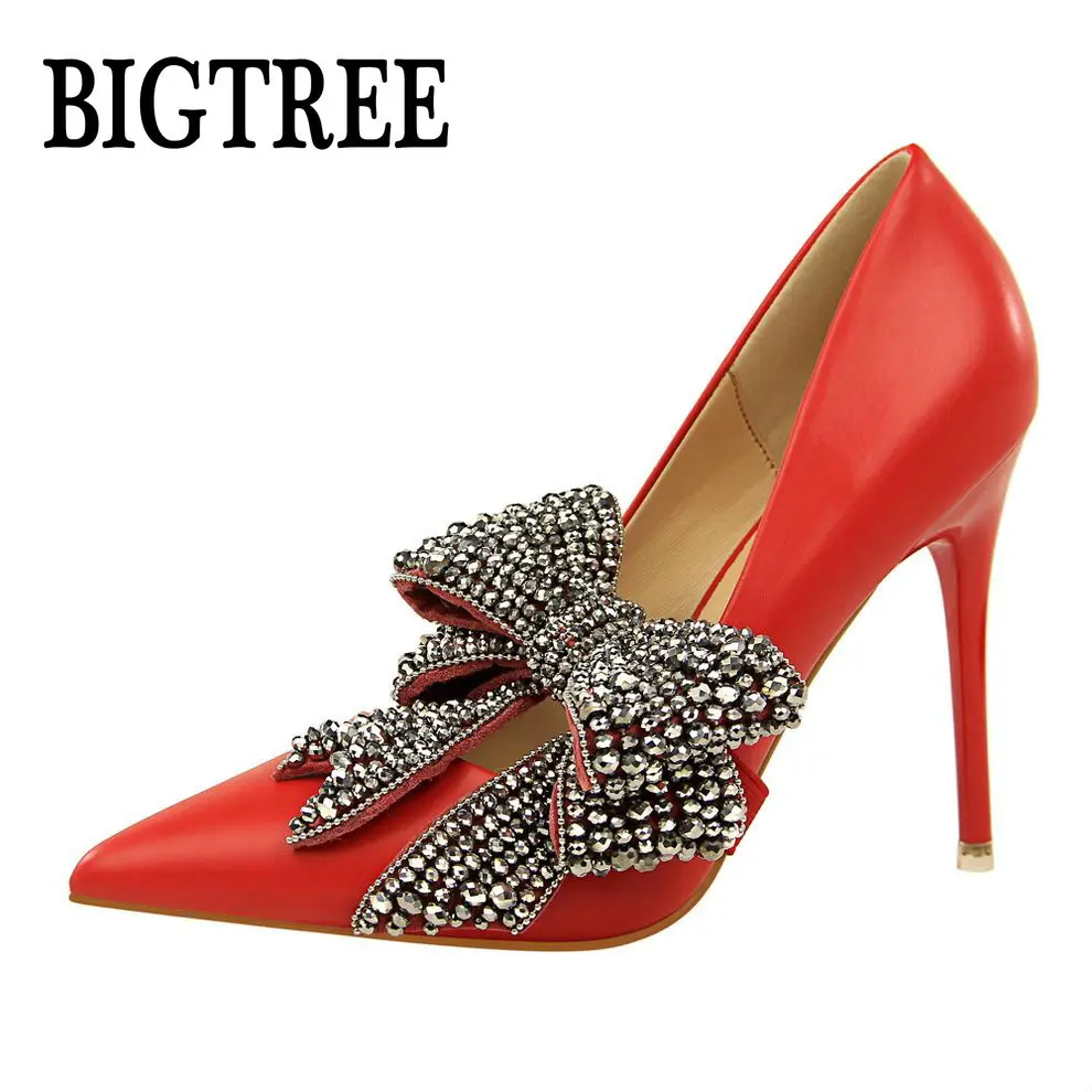 famous footwear pumps