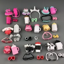 Un conjunto de ropa de muñeca, gafas, botellas, accesorios de zapatos para sombrillas de gran oferta