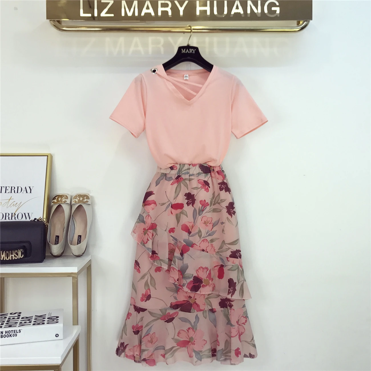

2019 New Summer Fashion Women's Sets Loose Solid Color Short Sleeve Tshirts + Elastic Waist Floral Chiffon Skirts Female Suits