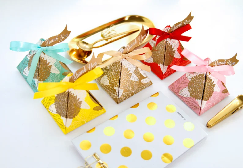 50 шт. золотые, розовые, желтые, синие, красные листья треугольная пирамида, свадебные сувениры, коробки для конфет, детский душ, подарок на день рождения