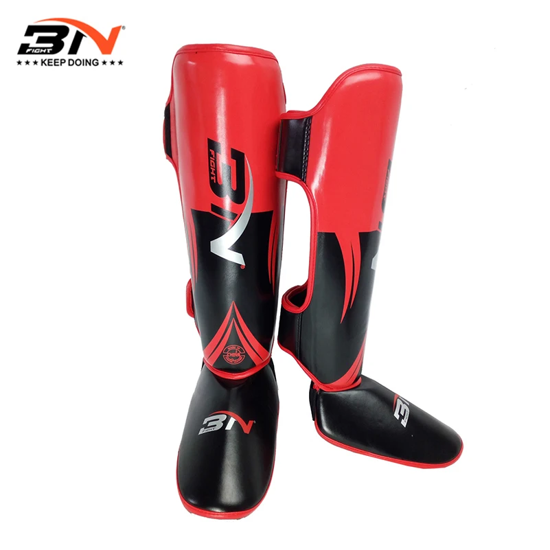 Comprar Un par de cuero de PU de alta calidad de boxeo espinilleras Protector de tobillo MMA Muay Thai entrenamiento pierna calentadores ligero Kicking espinilleras