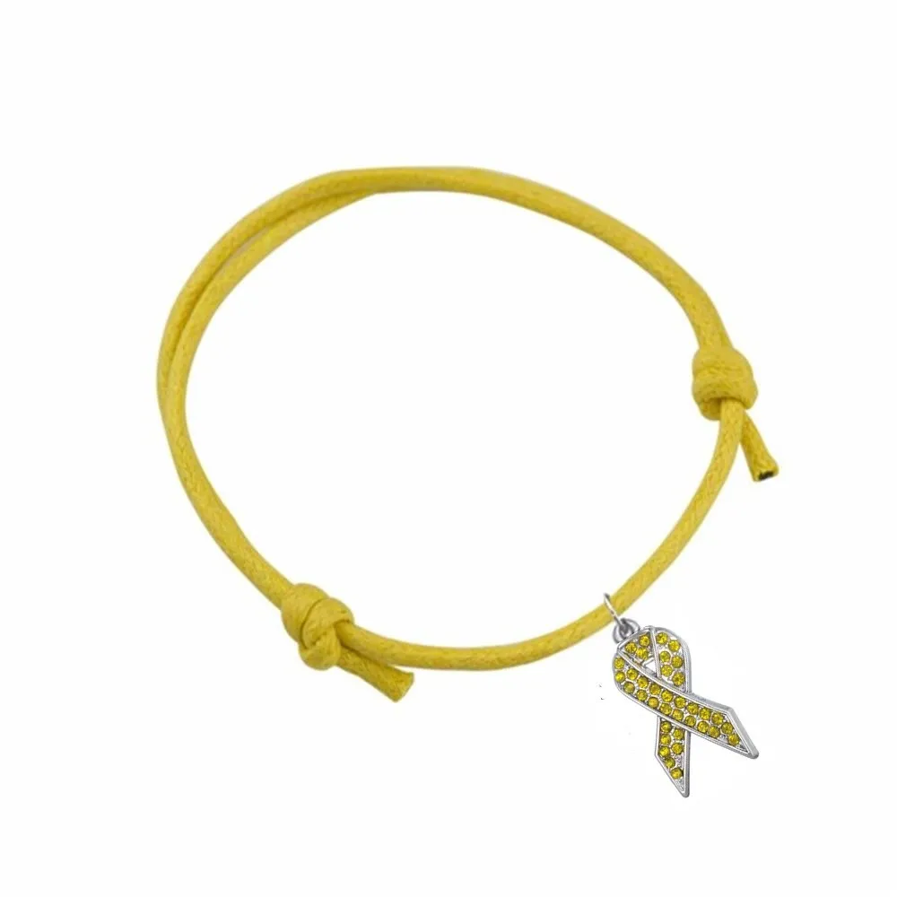 Concetto Di Consapevolezza Del Cancro Al Seno, Mani Asiatiche Della Donna Che Tengono Nastro Rosa 137175342