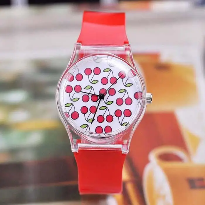 настенные часы с вишней.