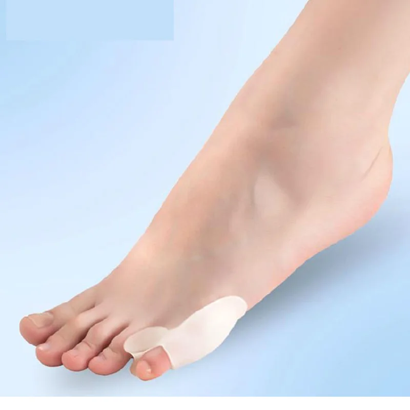 Фиксация мизинца на ноге при переломе. Иммобилизация при переломе пальца стопы мизинец. Фиксатор для сломанного пальца ноги. Как зафиксировать мизинец на ноге. Фиксатор стопы при переломе мизинца.