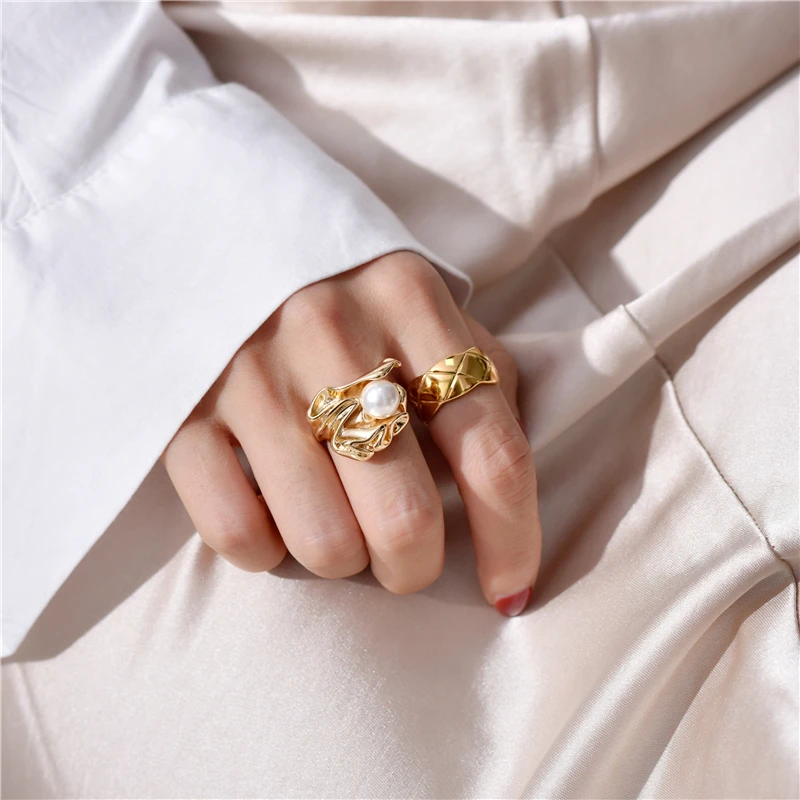 Перламутровое кольцо с цветами и жемчугом в западном стиле является стилистическим ретро-позолоченным индивидуальным кольцом для дизайнеров