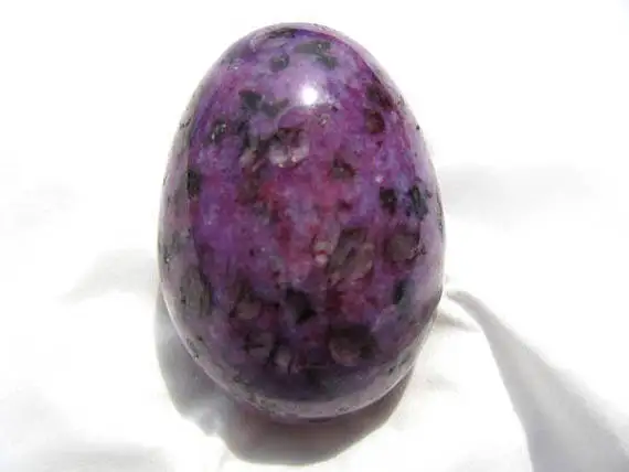 Драгоценный камень Sugilite фиолетовый красный драгоценный кристалл сфера рука яйцо