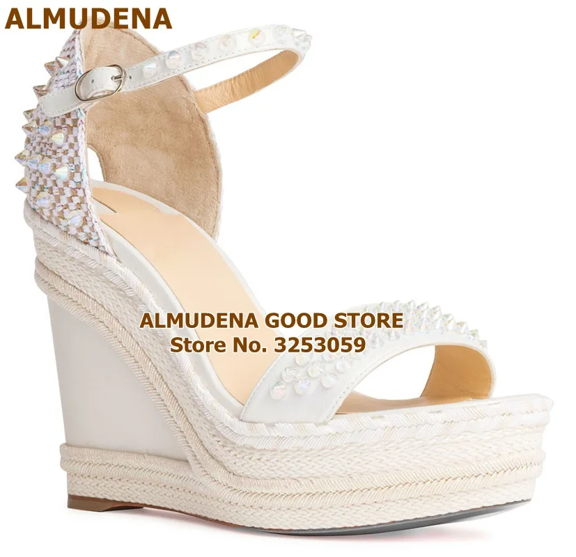 ALMUDENA/дизайнерские сандалии-гладиаторы на танкетке; Свадебная обувь с заклепками на платформе; цвет белый, бежевый, черный; туфли-лодочки с шипами - Цвет: as picture