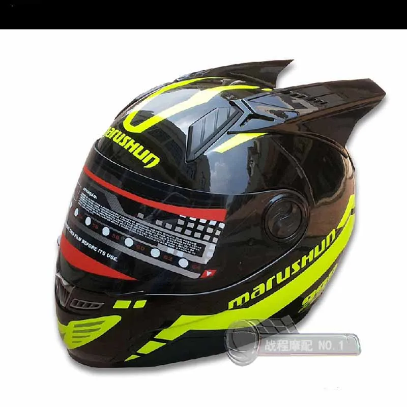 Casco nero con giallo mais fronte Pieno del motociclo del casco di disegno di personalità Anti appannamento visiera uomini e donne casco freddo